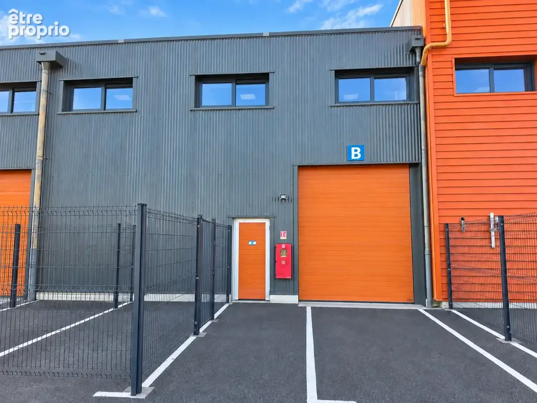 Local d’activité 198,06 m2  avec stockage, bureaux et 3 parkings  a la ville-aux-dames - photo 2