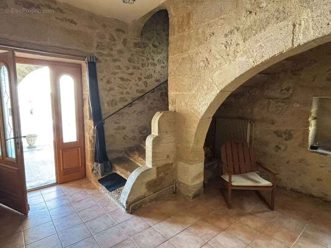 Charmante maison de village de 185 m2 avec garage - photo 3