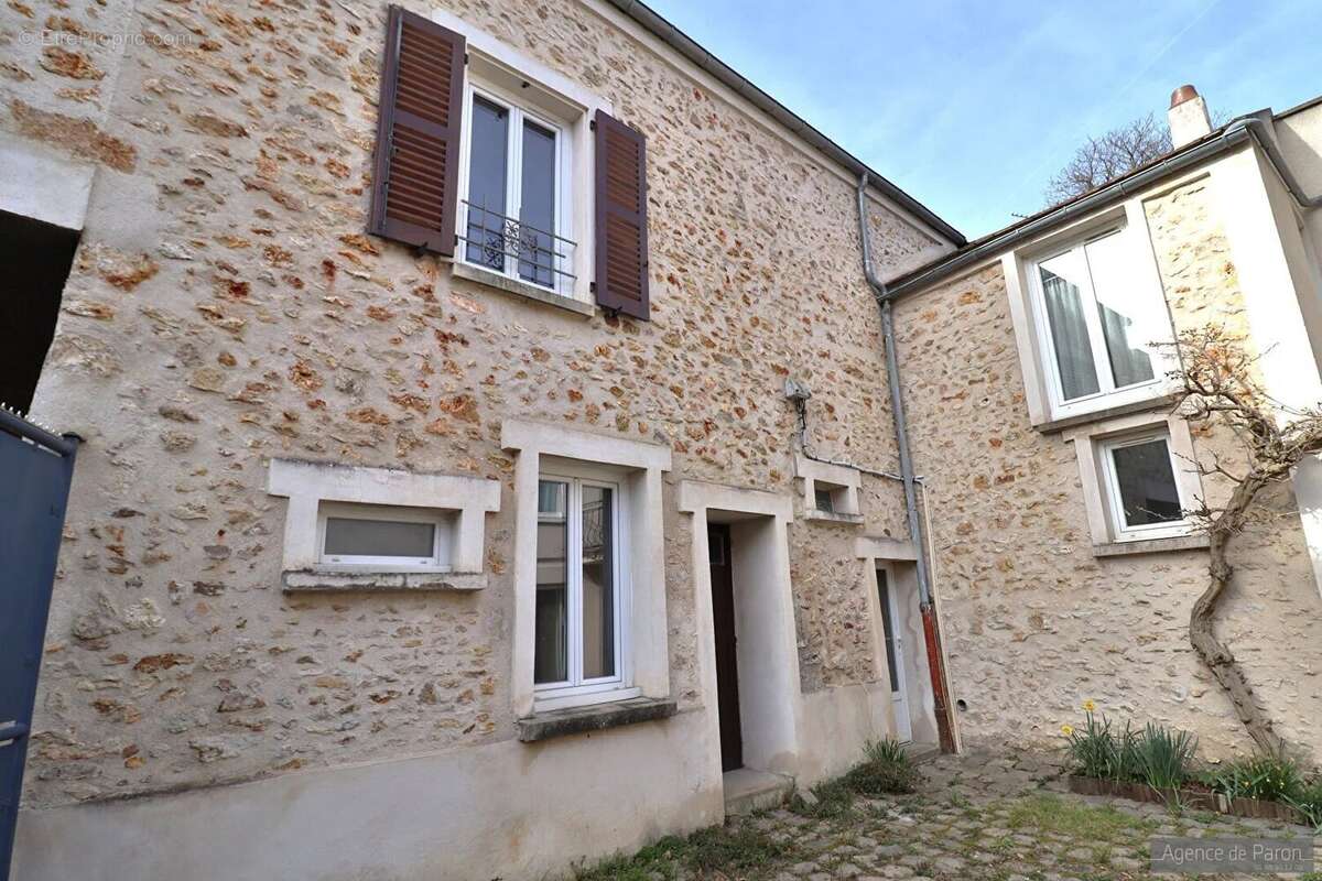 Maison à VERRIERES-LE-BUISSON