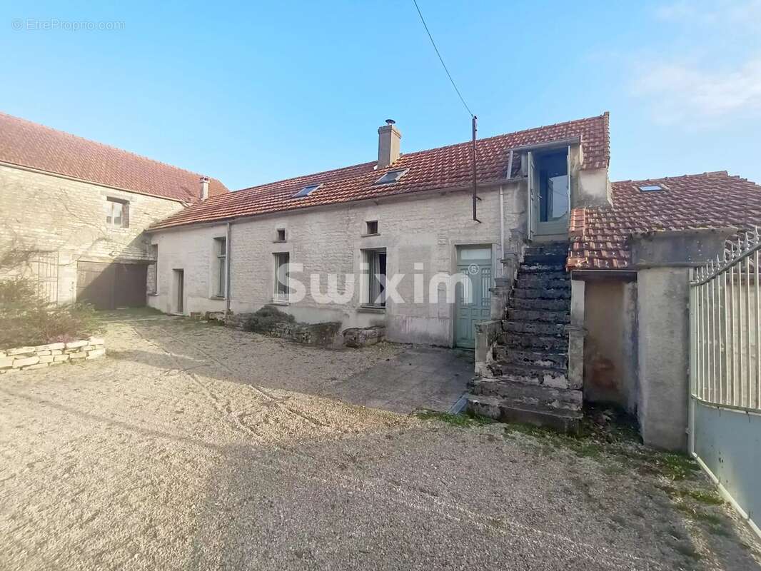 Maison à NOYERS