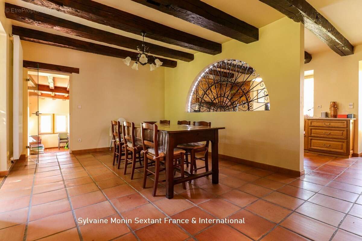 Propriété de caractère en pierre avec piscine et grange, alliant charme de l'ancien et confort contemporain - photo 13