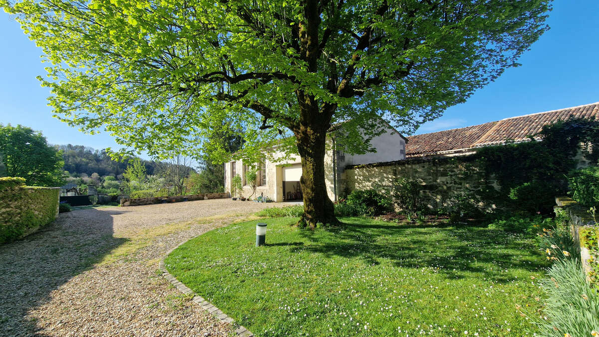 Maison à VILLEBOIS-LAVALETTE