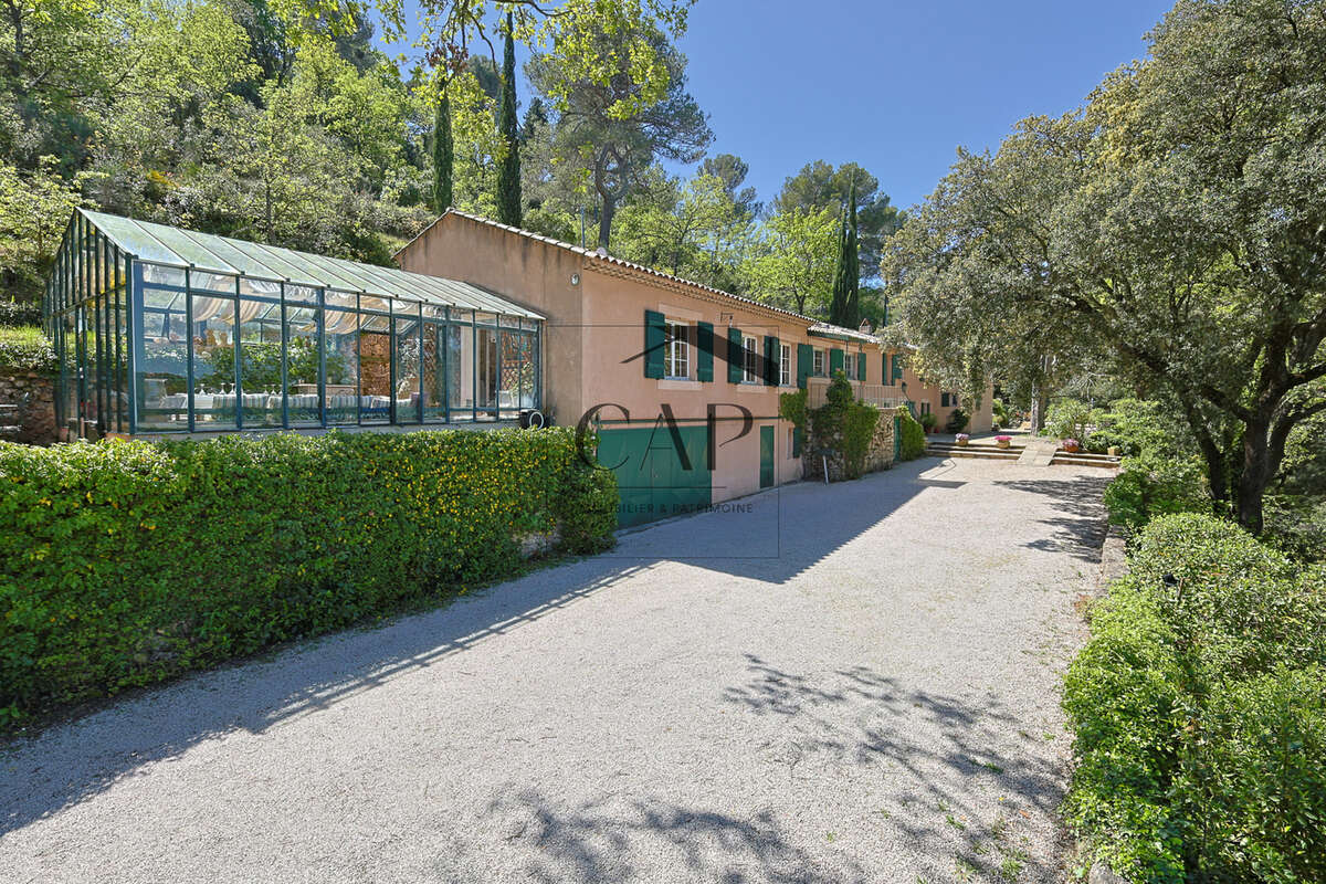 Propriété confidentielle avec piscine sur 3,7 hectares à Aix-en-Provence - photo 7