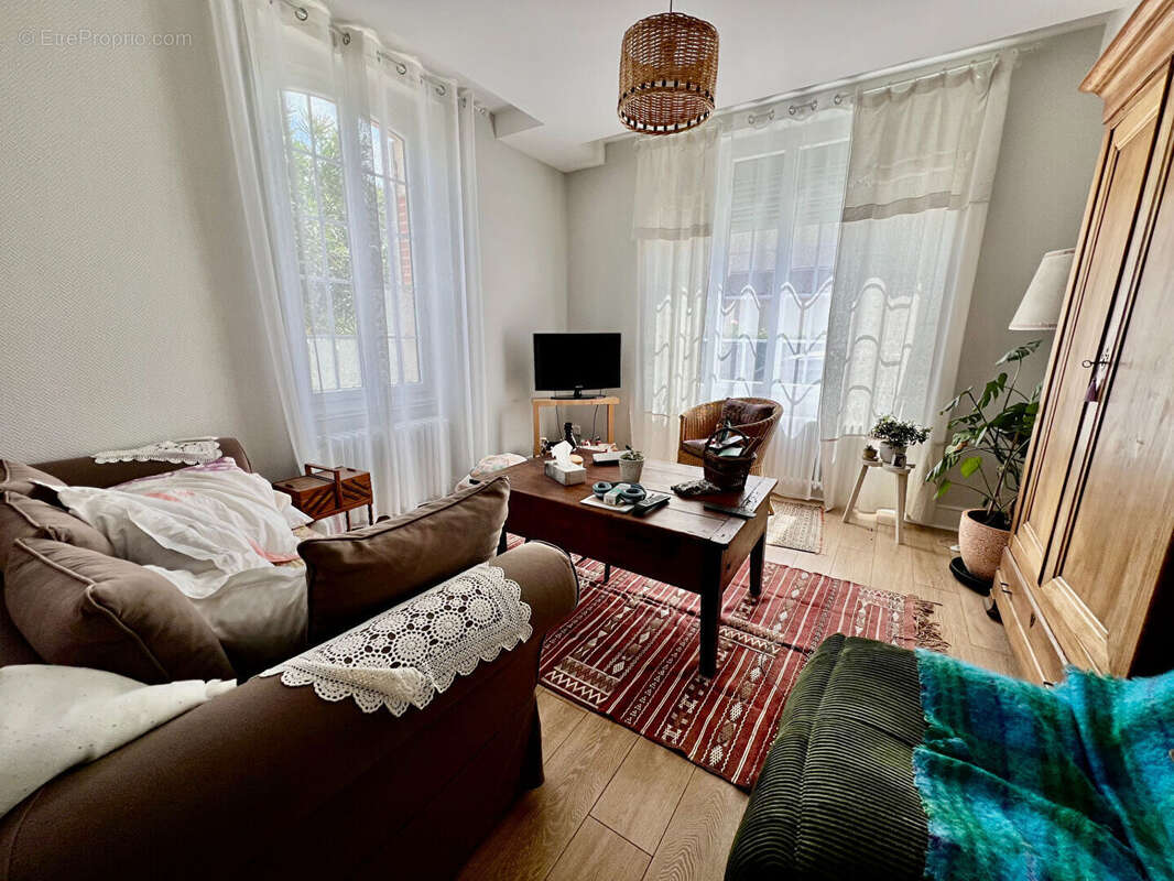 Découvrez cette agréable maison de ville entièrement rénovée récemment, offrant environ 142 m² habitables et un cadre de vie pra - photo 7