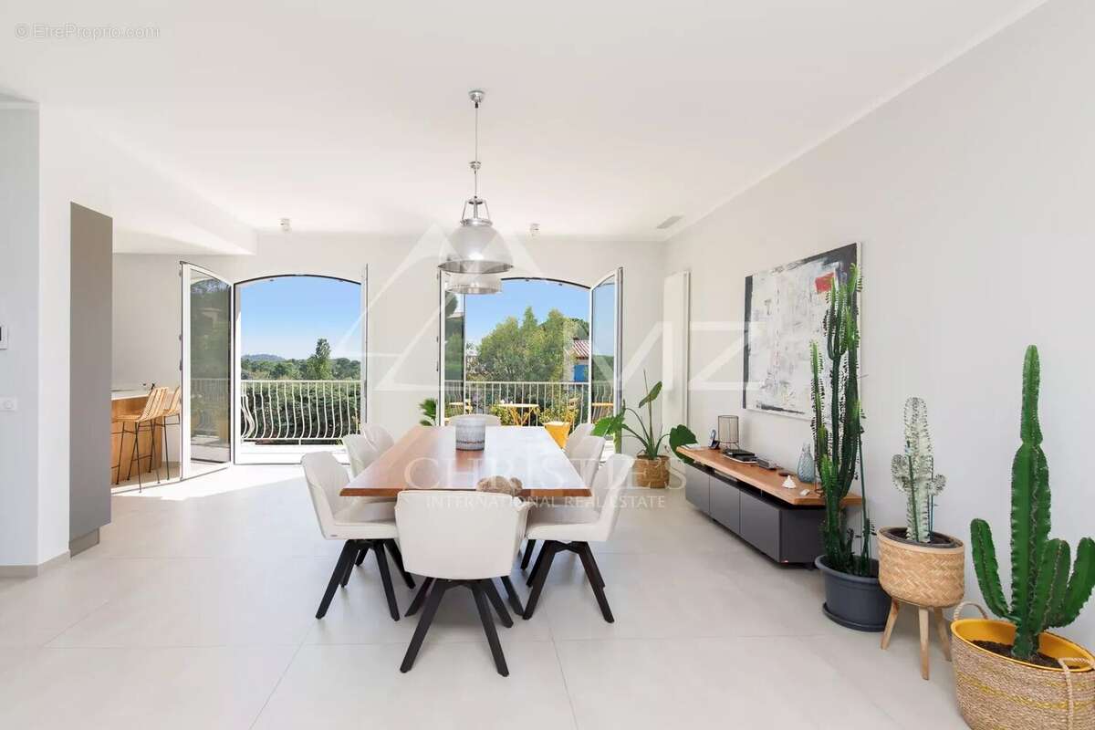 Maison à LA ROQUETTE-SUR-SIAGNE