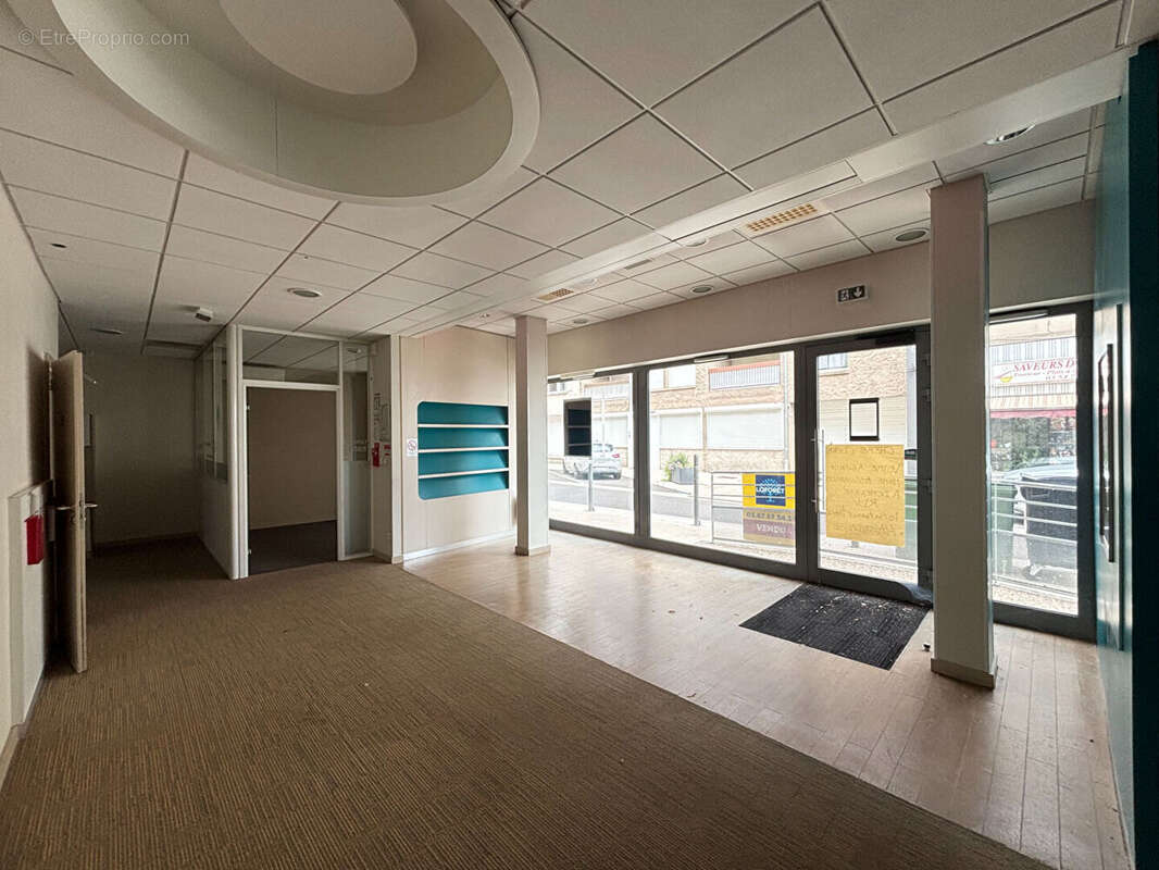 Local commercial de 161.86 M² - photo 3