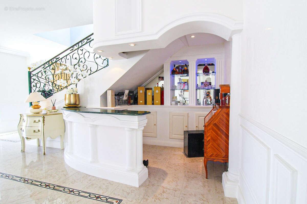 Villa de prestige aux prestations exceptionnelles   250 m2 habitables sur 2 750 m2 de terrain - photo 5