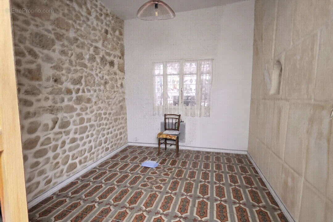 Mouriès, immeuble mixte de 240 m² avec deux logements et local commercial . - photo 7