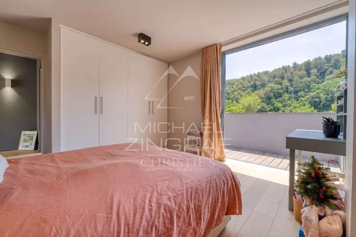 Valbonne - Villa contemporaine au cœur d'un écrin de verdure - photo 9