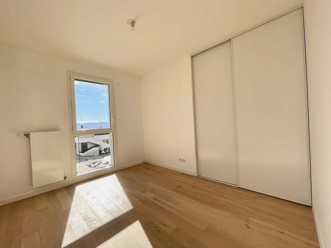 Appartement dernier étage avec trois chambres et deux terrasses - DEUX GARAGES - photo 9