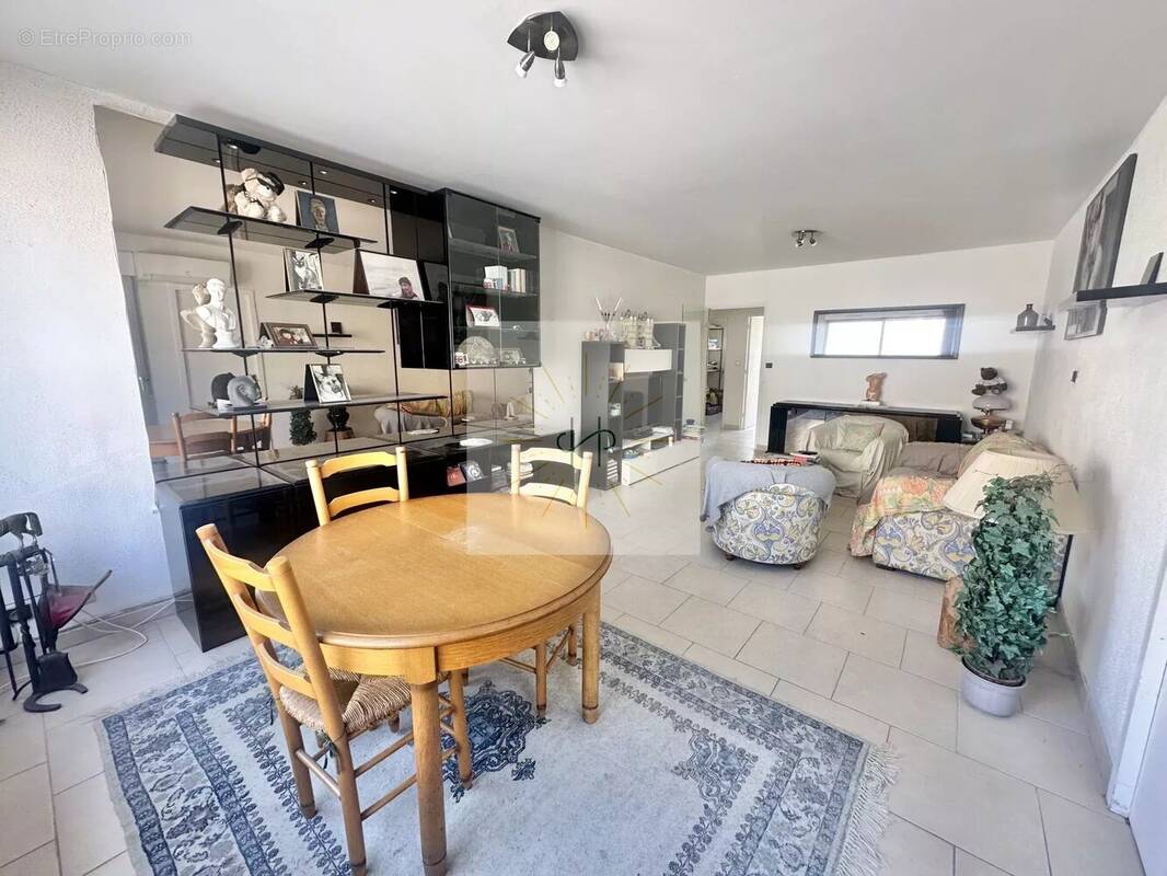 Appartement à ROCHEMAURE