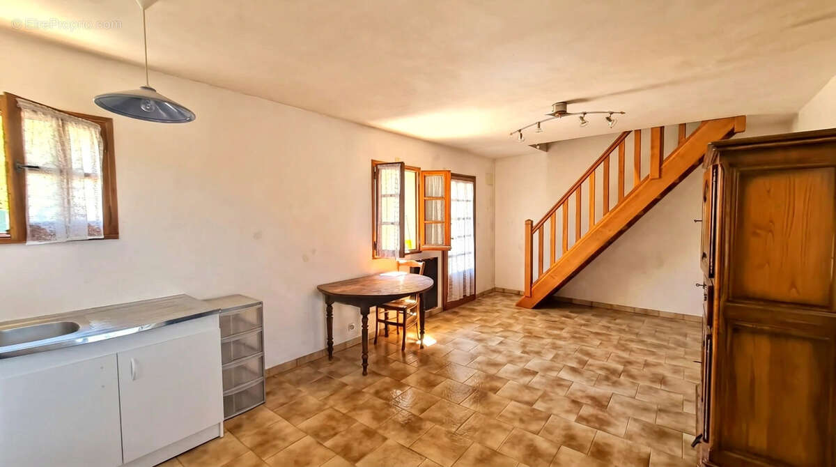 Maison de village en pierre offrant un beau potentiel d'aménagement -  118 m2 environ, de type P5 avec garage - photo 17