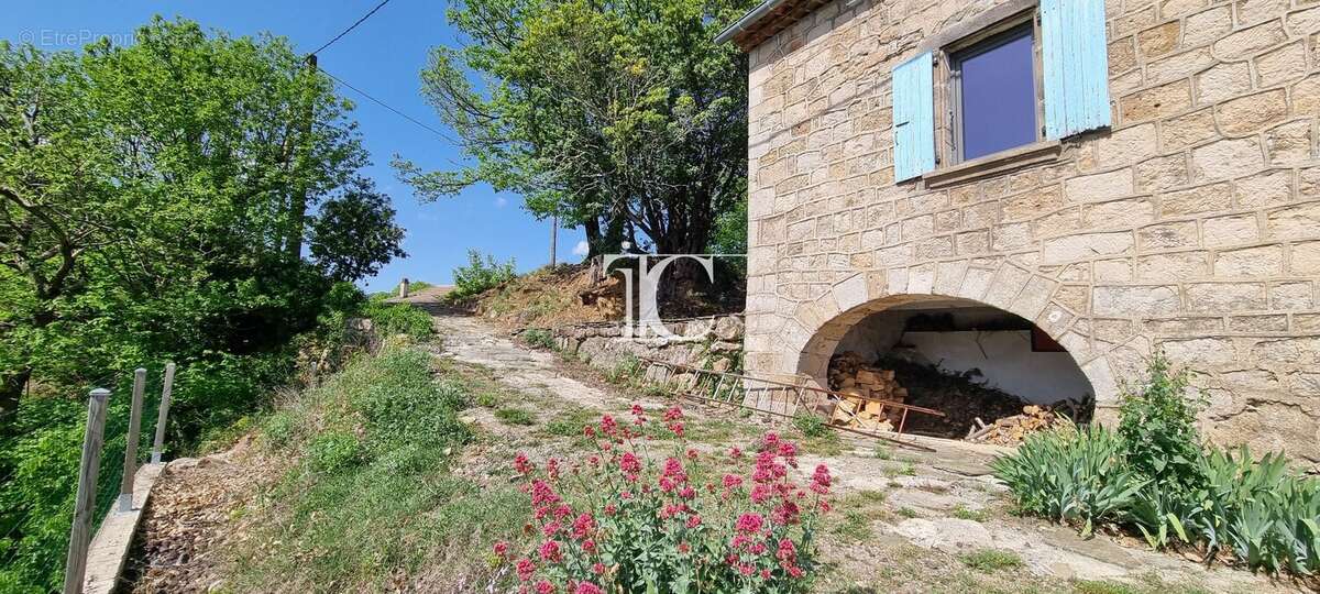 Maison à SAINT-PIERRE-SAINT-JEAN