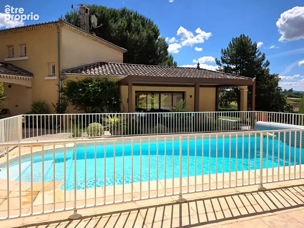 Propriété rénovée avec piscine et appartement indépendant  terrain de 2 654 m² - photo 3