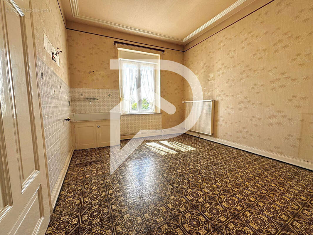 Maison de caractère 192 m² 7 pièces, dépendance & fort potentiel - photo 7