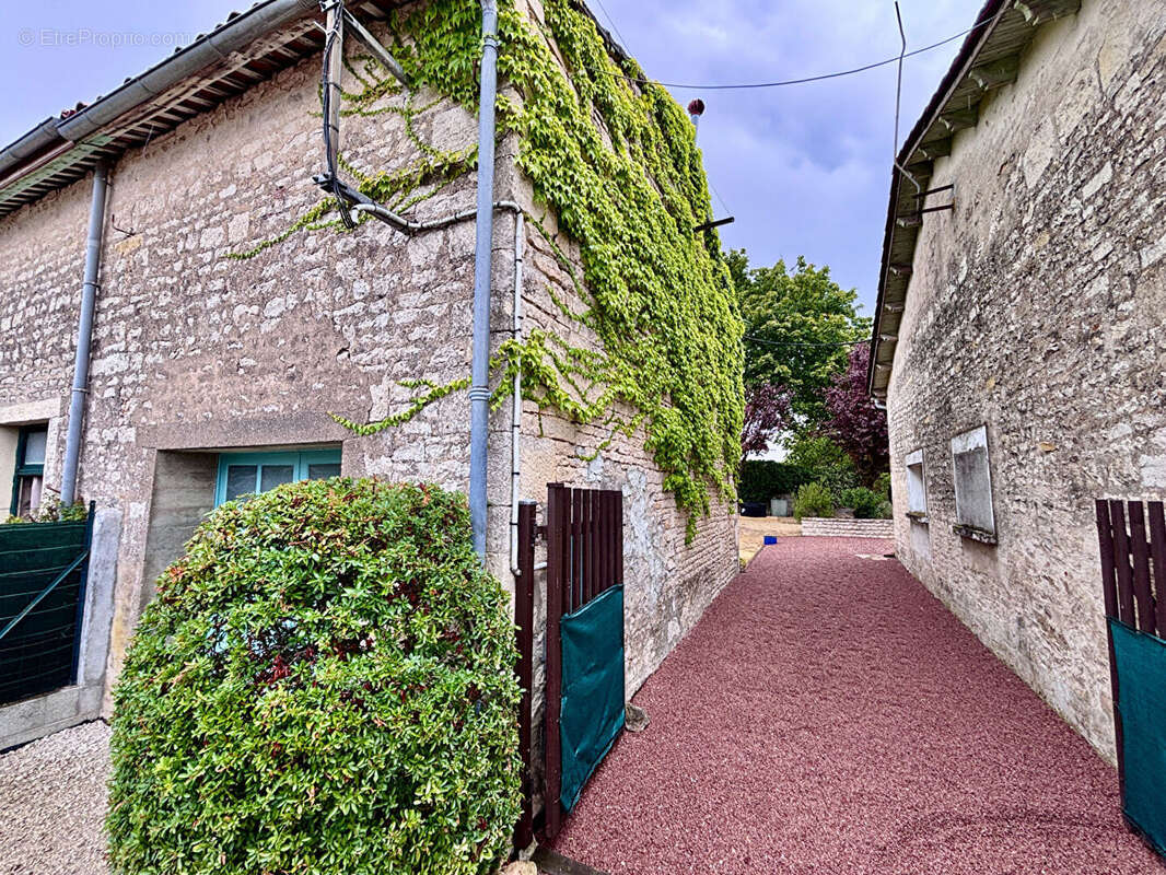 Charmante maison en pierre rénovée avec jardin clos et garage - photo 14