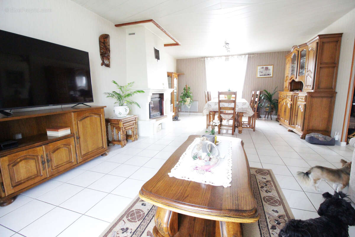 Maison à AMBILLOU