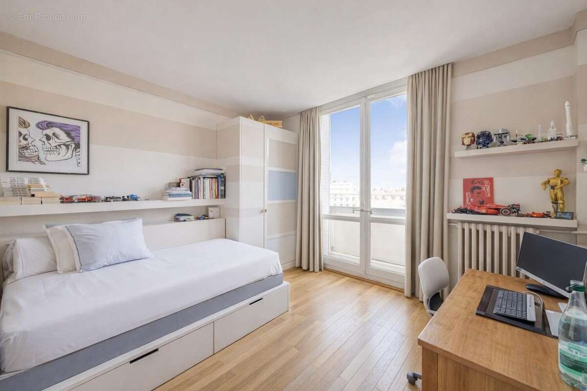 Appartement à PARIS-16E