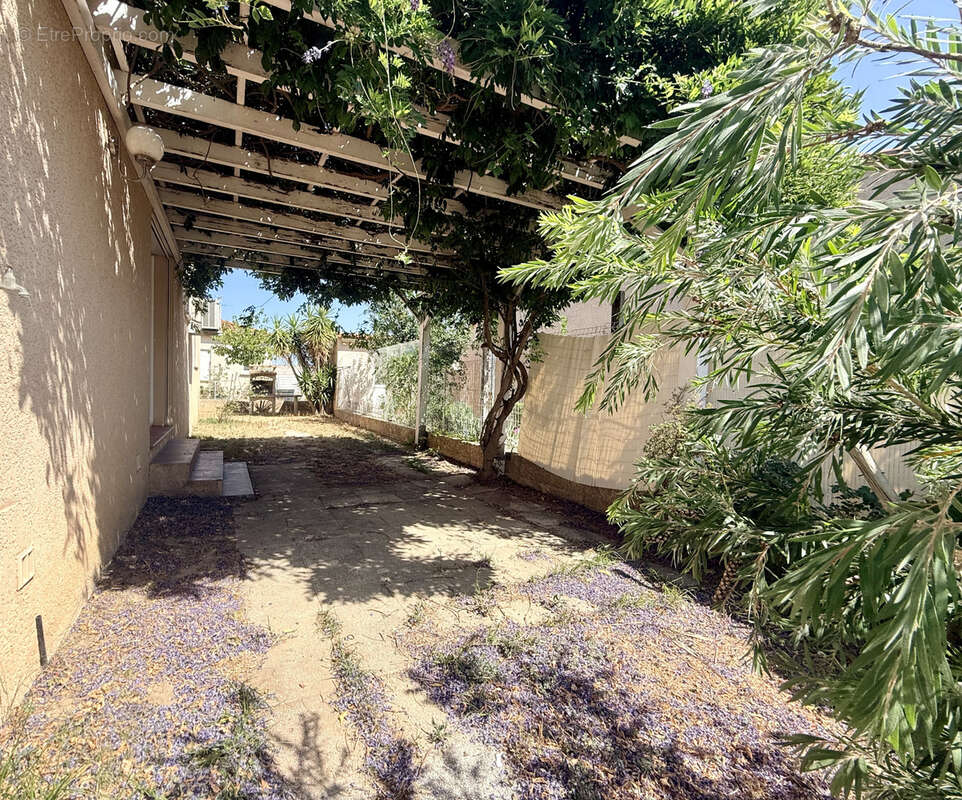 Vente villa plain pied 3 faces de type  et garage, 66300 Trouillas. - photo 9
