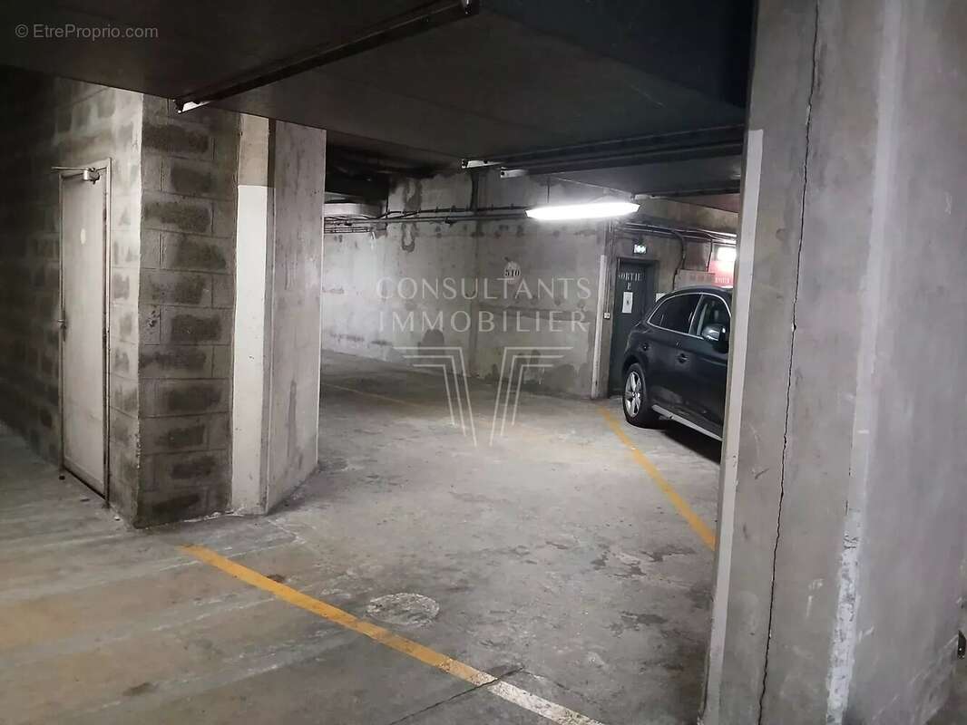 Parking à PARIS-16E