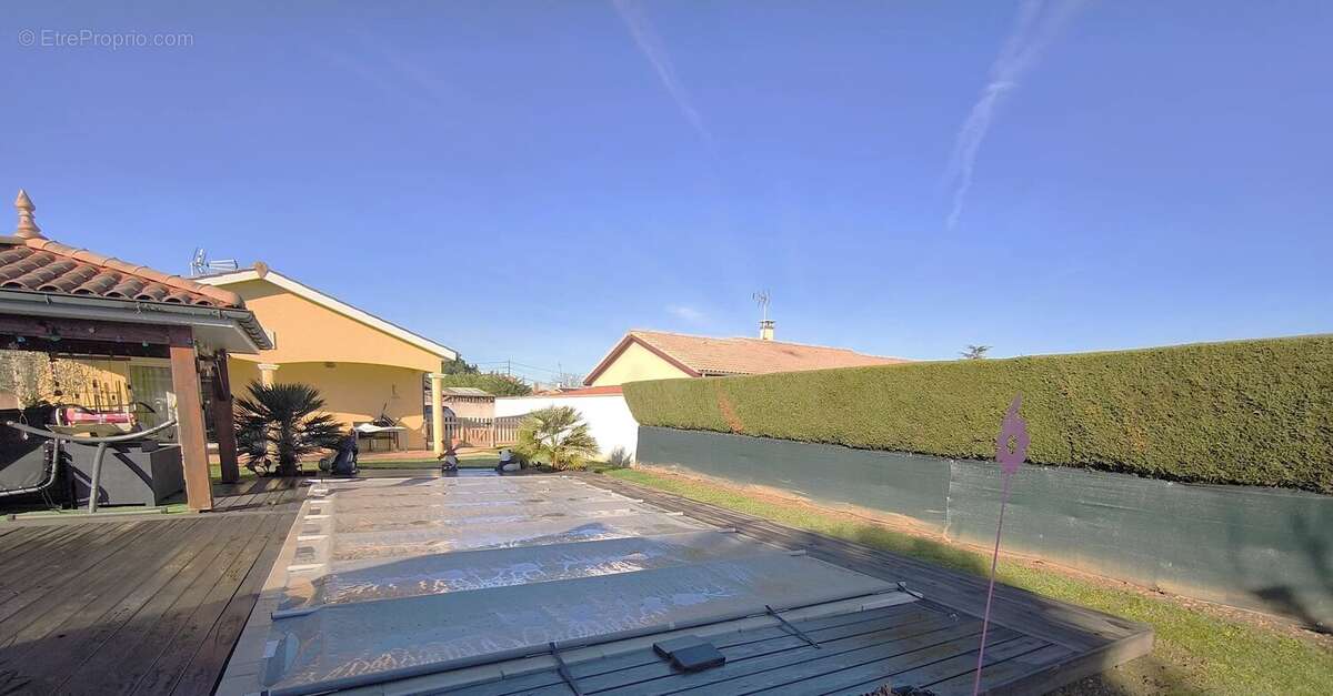 Maison à CRUZILLES-LES-MEPILLAT