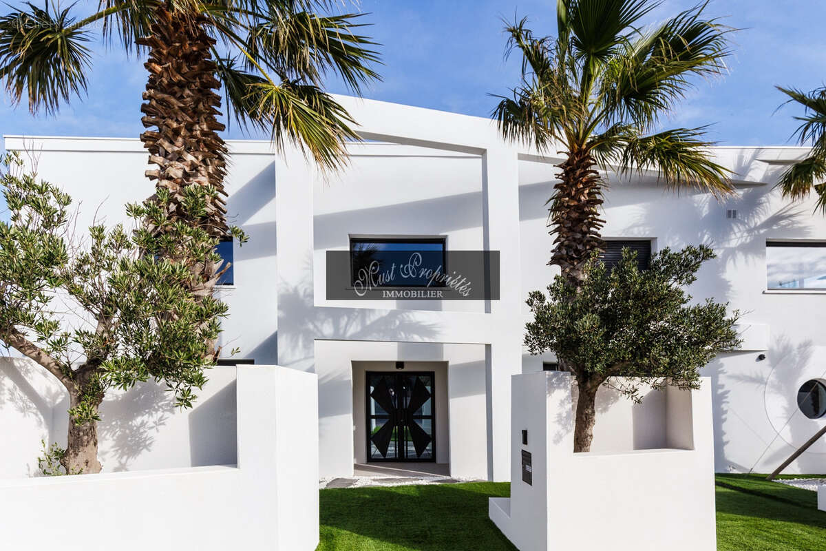 Villa de 600 m2, face à la mer. - photo 2