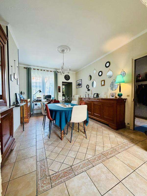 ALBERT – Rue Hoche – Maison familiale de 212 m², 8 chambres, garage, cour sur l’Ancre et vue sur la Basilique - photo 9