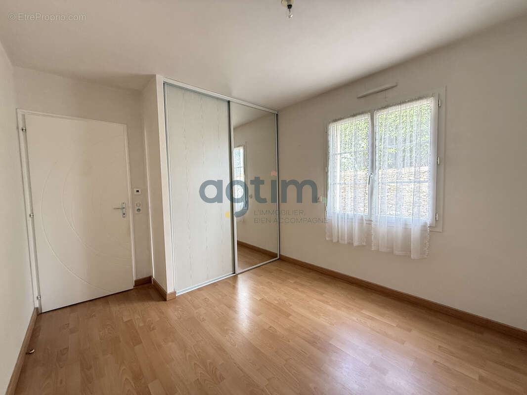 MONTAIGU, Centre, en lotissement: Maison de plain pied, 93m2 habitables, 2 chambres, garage, terrain clos - photo 19