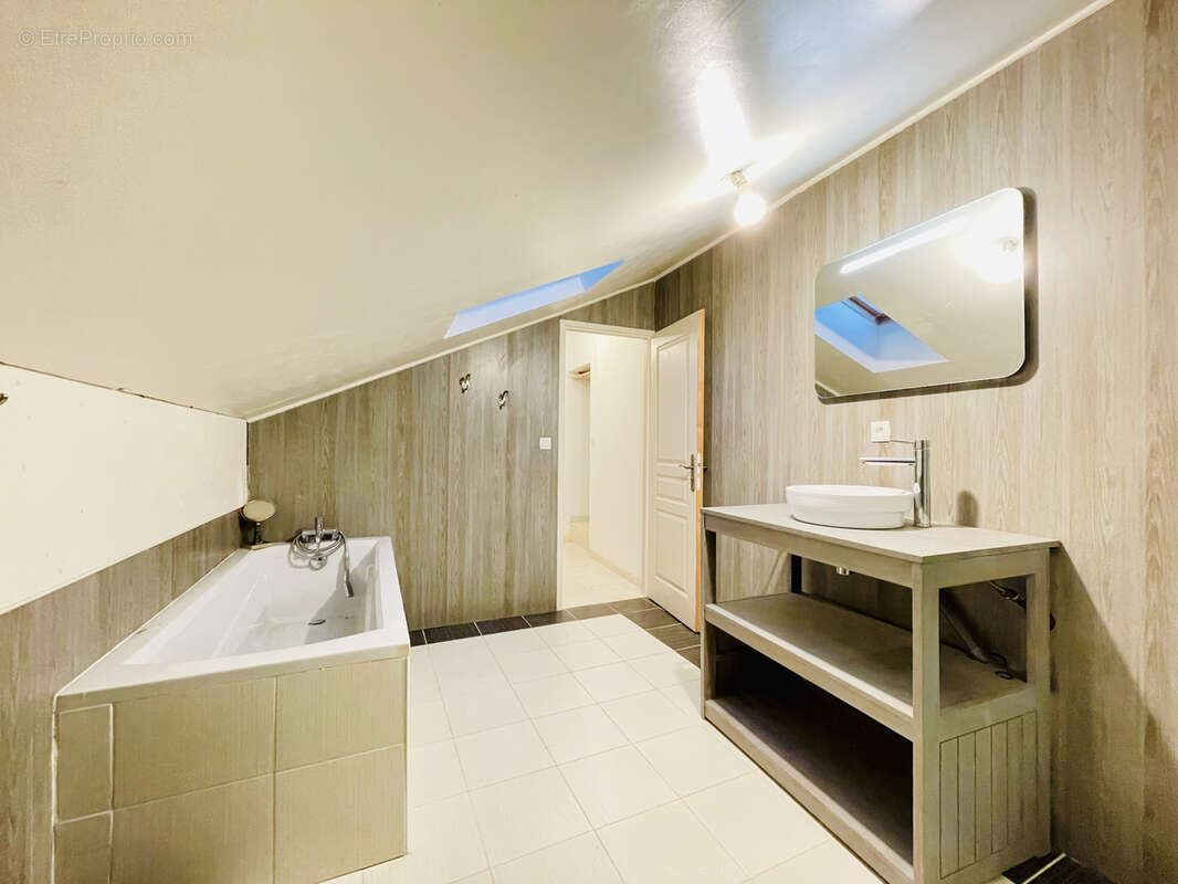 Maison à LESIGNAC-DURAND