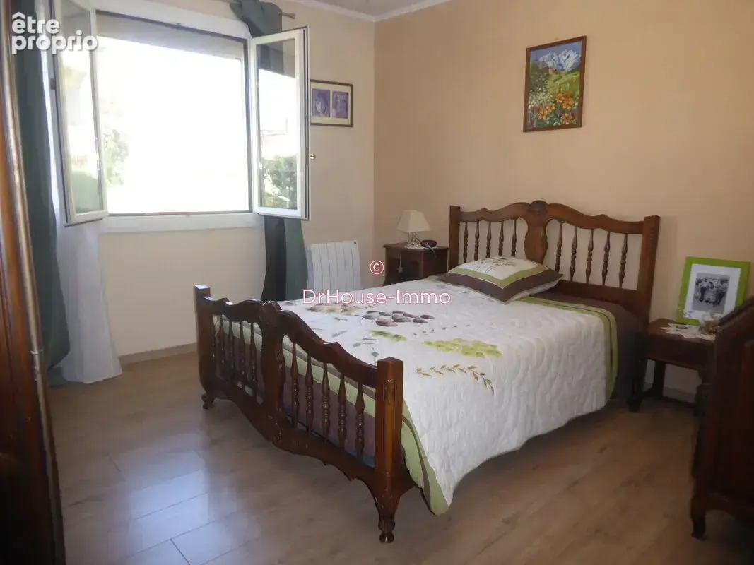Maison 139 m² à Saint-Mitre-Les-Remparts  - photo 5