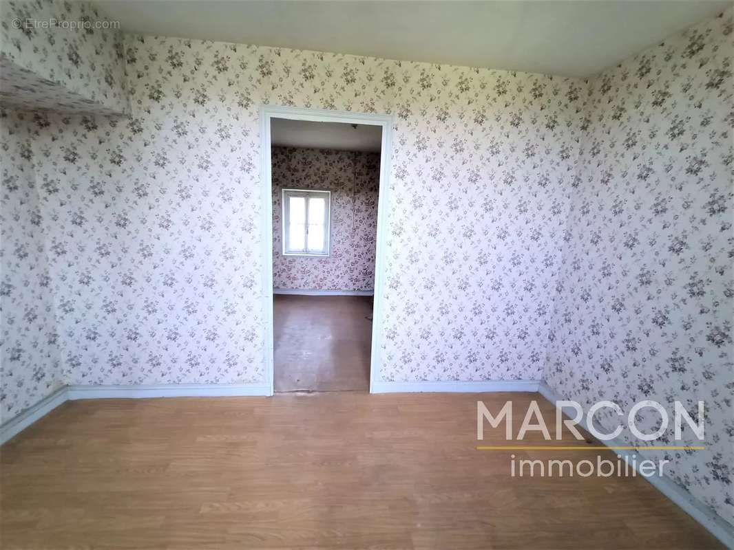 Maison à SAINT-HILAIRE-LE-CHATEAU