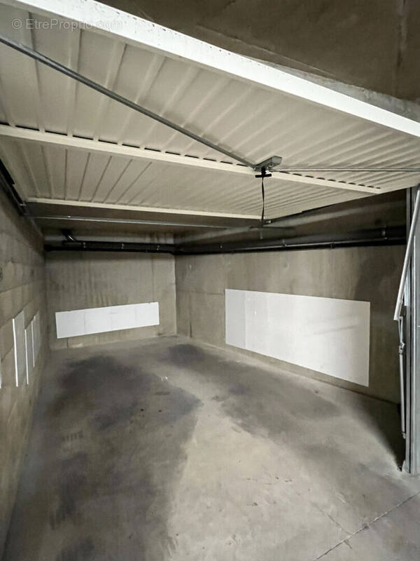 Parking à SAINTE-FOY-LES-LYON