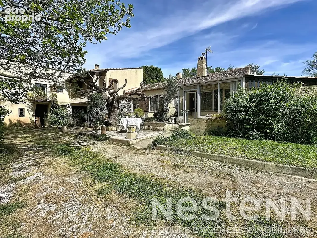 Maison à vendre à Arles sur 9000 m² avec deux habitations, dépendances et hangars - photo 2