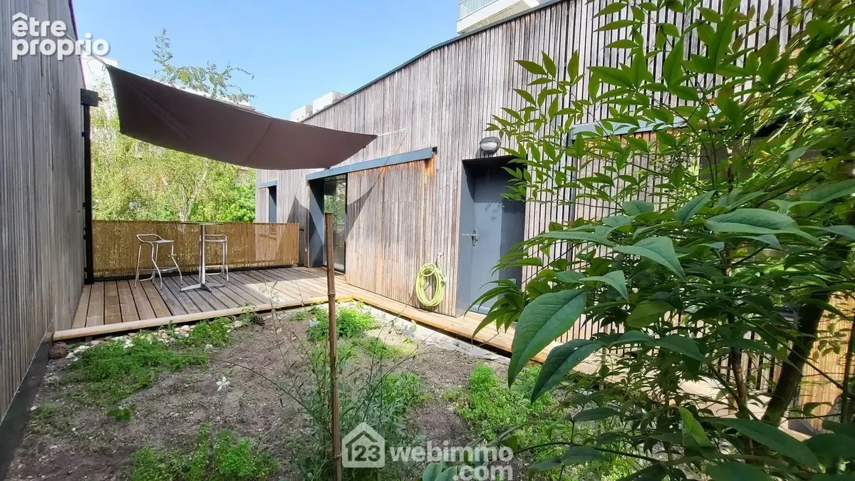 avec une terrasse en rez-de-chaussée