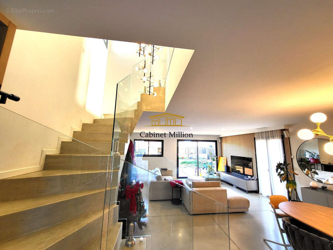 Maison à VIC-LA-GARDIOLE