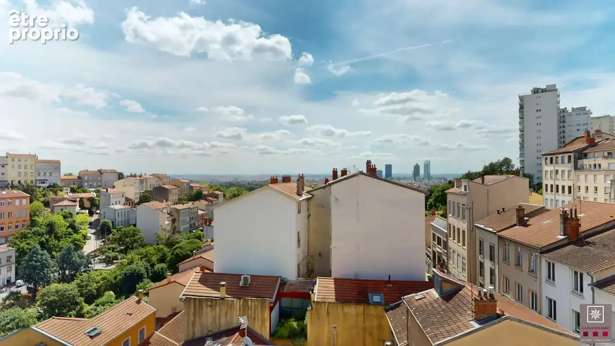 CROIX ROUSSE - T3 en dernier étage avec vue panoramique, cave et garage - photo 2