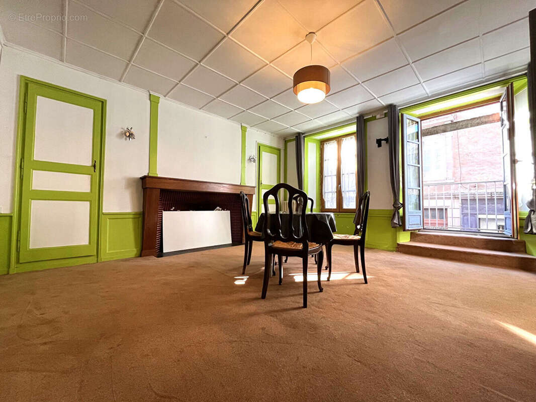 Maison à VIC-SUR-CERE