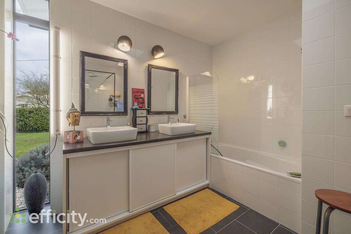 Maison à AMBARES-ET-LAGRAVE