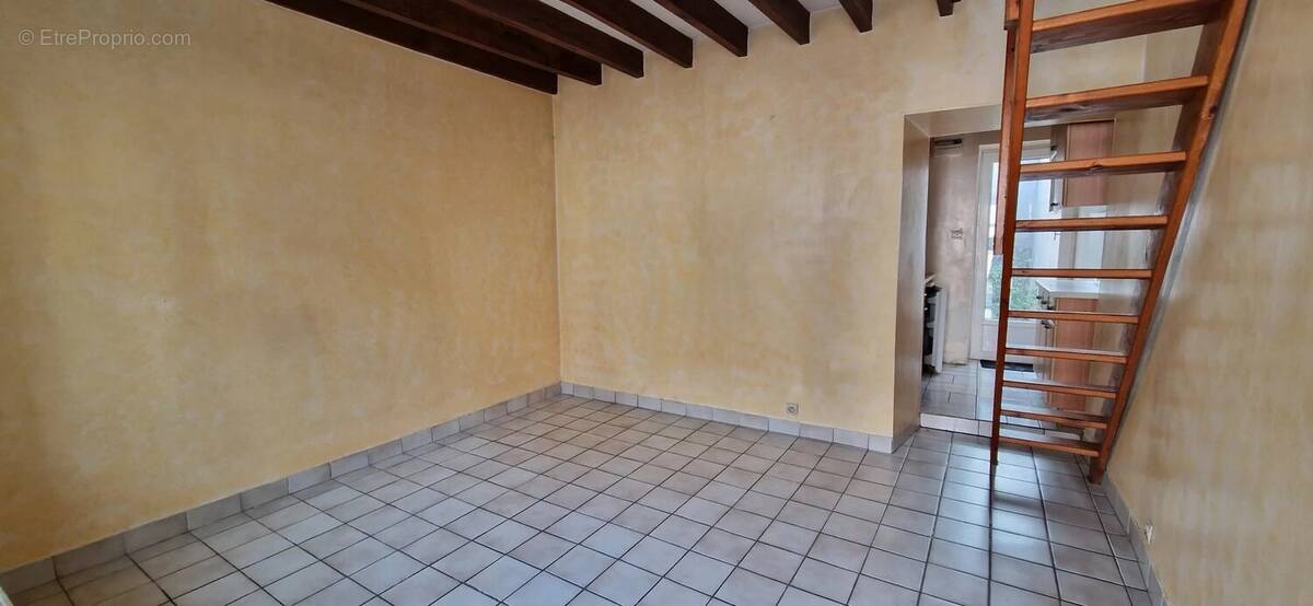 Appartement à VENEUX-LES-SABLONS