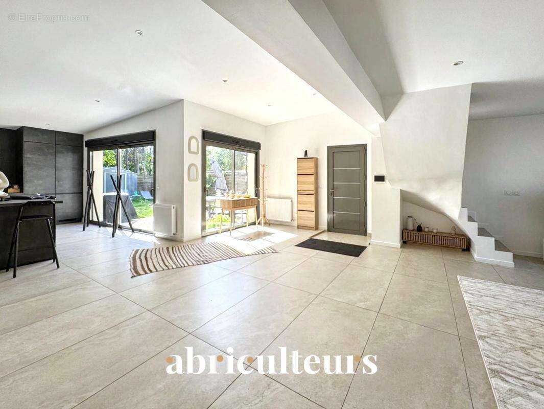 Maison familiale indépendante de 116 m² – 5 pièces – en vente à Plessis-Bouchard (95130) - photo 8