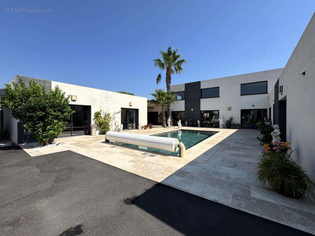 Villa d'exception aux volumes spectaculaires et prestations haut de gamme - photo 8