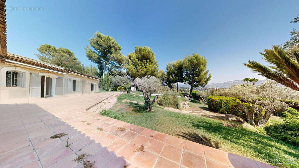 A vendre, Maison de Type 4 de plain-pied - Marseille 11e La Valentine ? 270 m², Vue panoramique & Piscine à débordement- 4 garag - photo 3