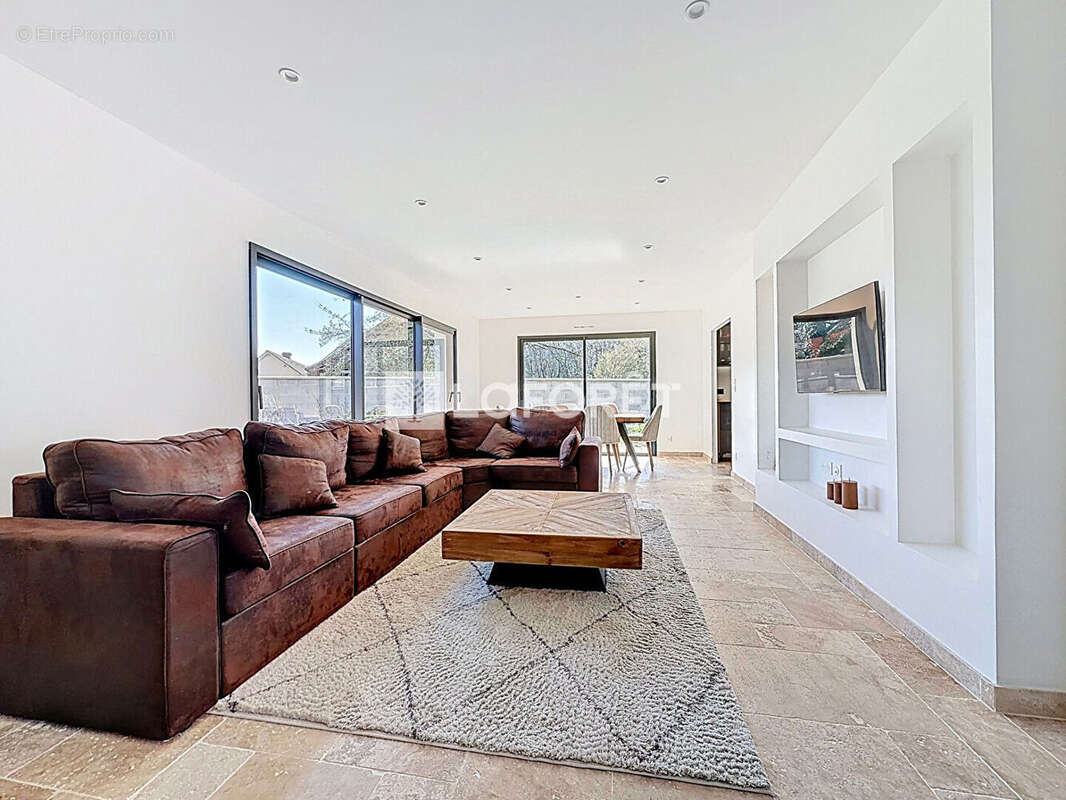 Maison à FONTAINE-LA-GUYON