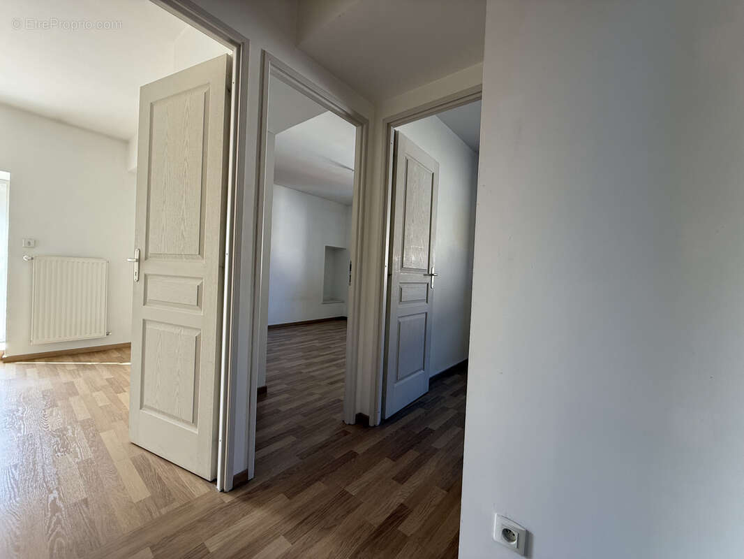 Appartement à LA TOUR-DE-SALVAGNY