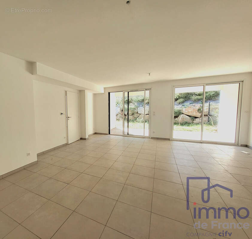 PIECE DE VIE DONNANT SUR EXTERIEUR - Maison à LORETTE