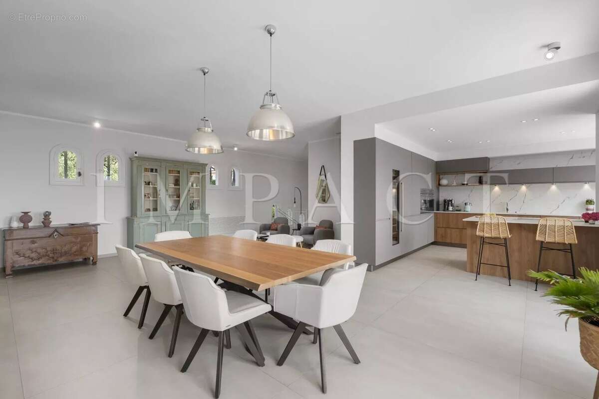 Maison à LA ROQUETTE-SUR-SIAGNE