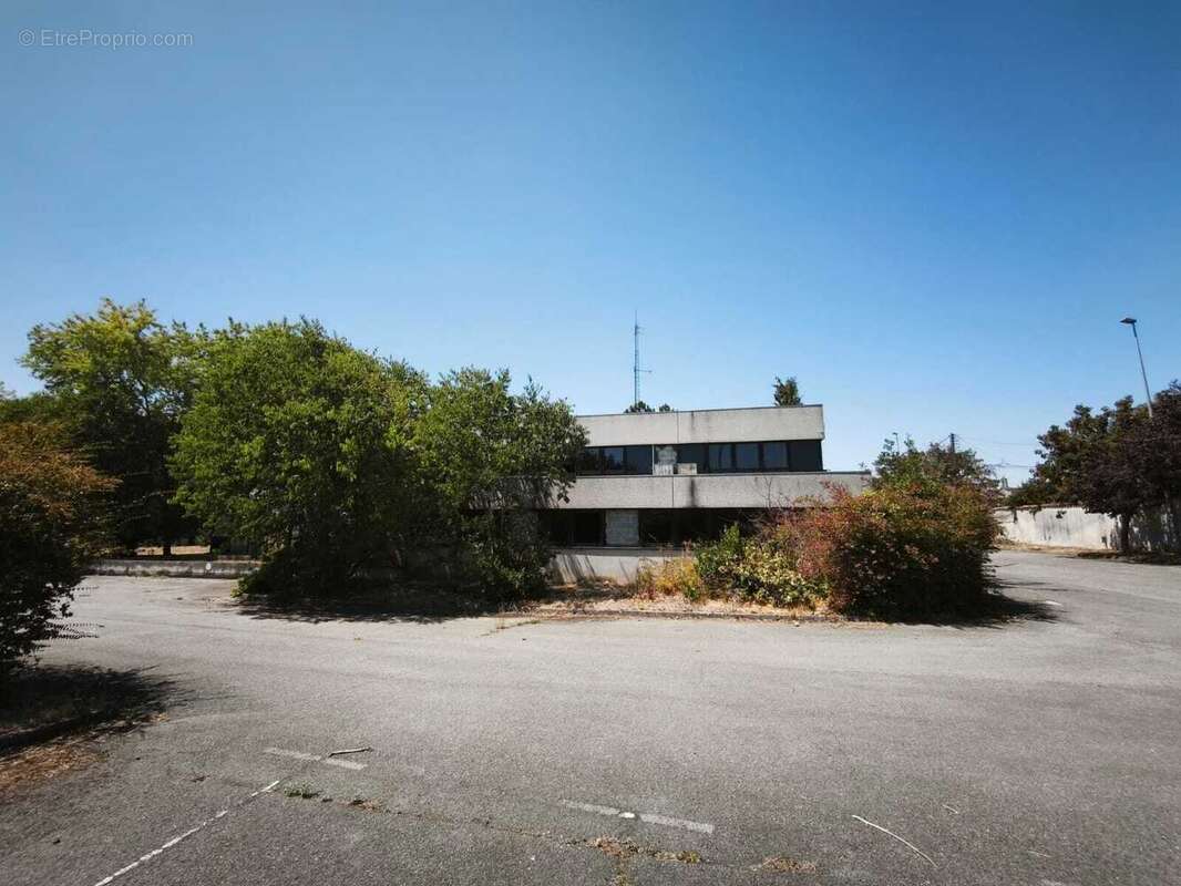 Appartement 700 m² à Cognac  - photo 3