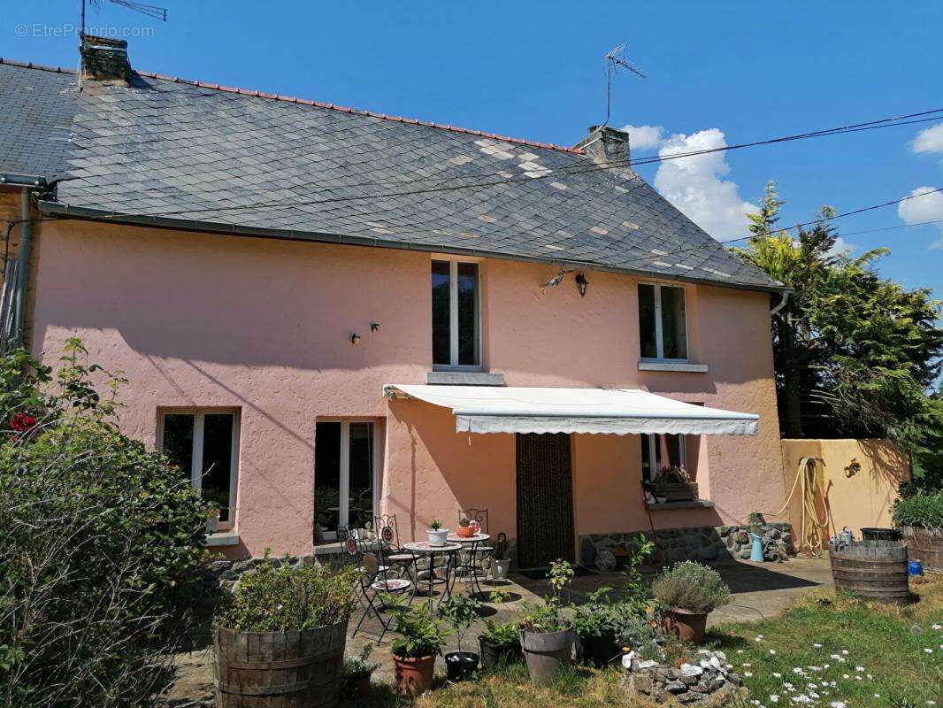 LOYAT  Maison de caractère avec dépendances et fort potentiel - photo 2