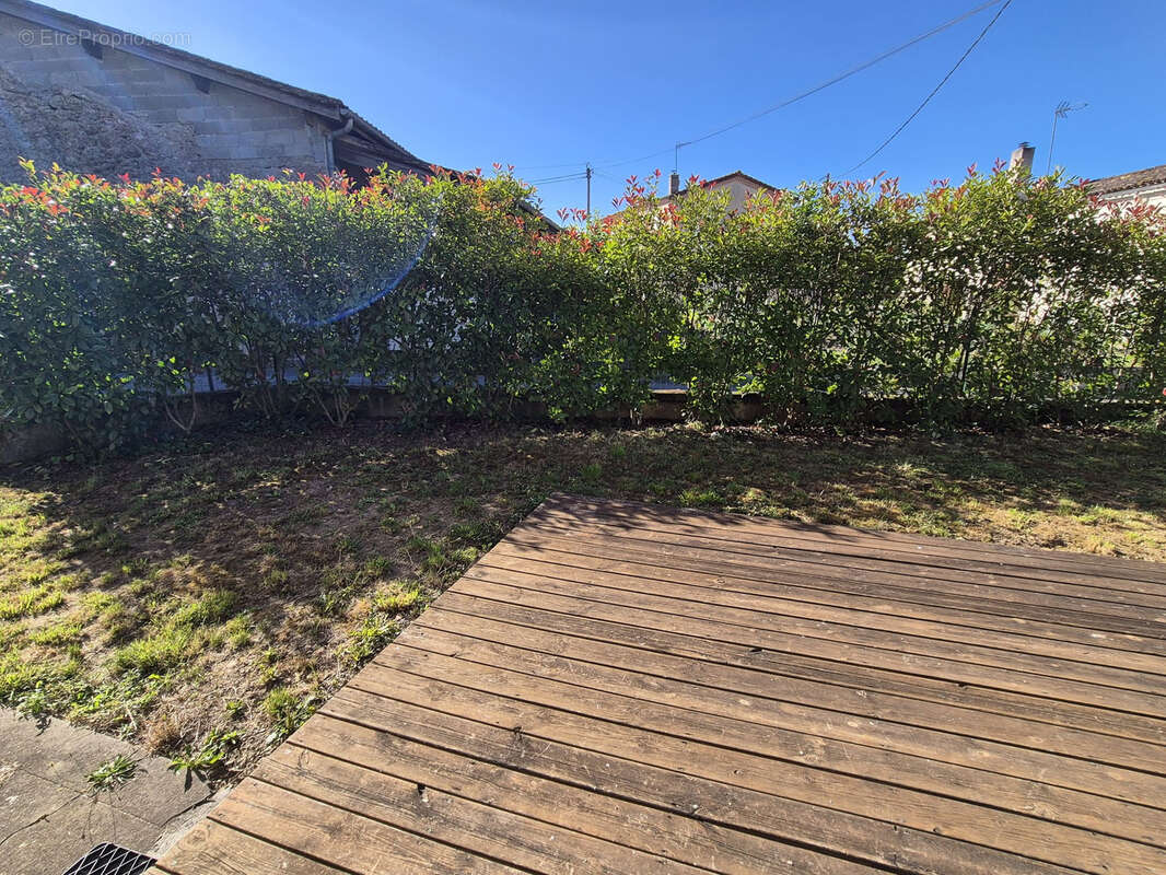 Maison en pierre rénovée de 109 m2, 3 chambres, grandes dépendances et jardin - photo 11