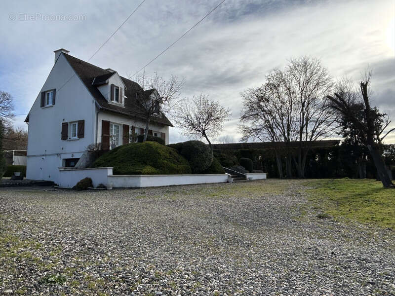 Maison à LES MARTRES-D'ARTIERE